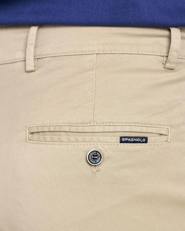 SPAGNOLO/BERMUDA CHINO DE HOMBRE SARGA ELÁSTICA SLIM CAMEL - Imagen 5