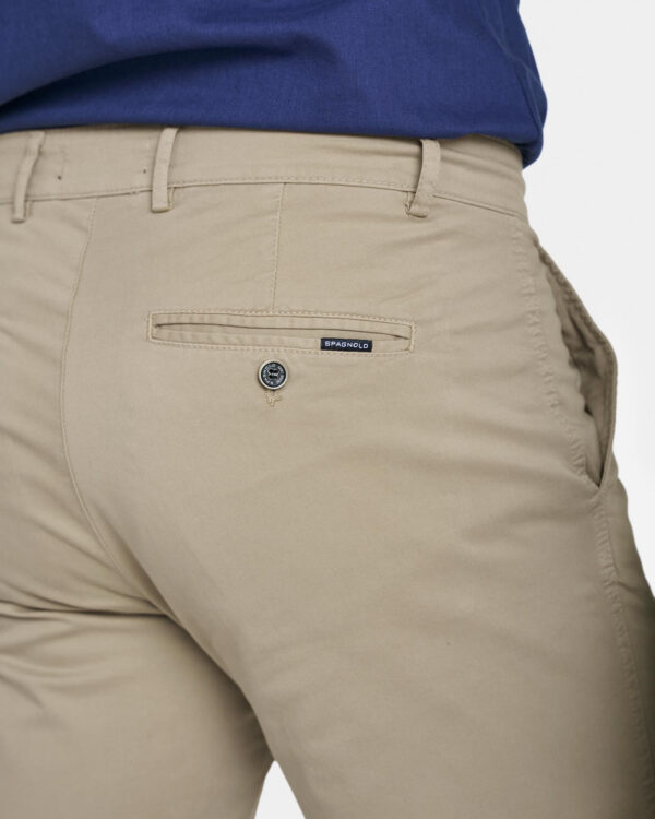 SPAGNOLO/BERMUDA CHINO DE HOMBRE SARGA ELÁSTICA SLIM CAMEL - Imagen 4