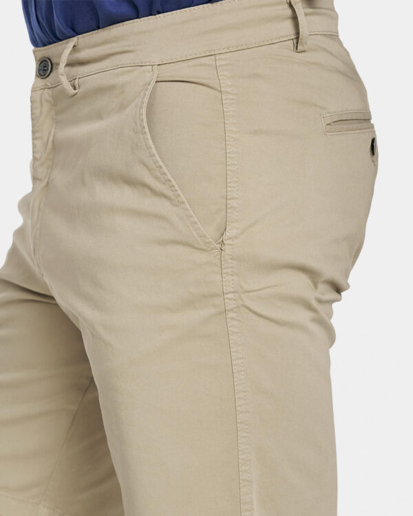 SPAGNOLO/BERMUDA CHINO DE HOMBRE SARGA ELÁSTICA SLIM CAMEL - Imagen 3