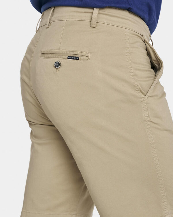 SPAGNOLO/BERMUDA CHINO DE HOMBRE SARGA ELÁSTICA SLIM CAMEL - Imagen 2